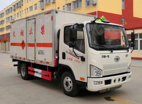 程力威牌CLW5040XQYC6型爆破器材運(yùn)輸車(chē)